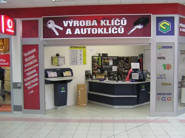 Vstup do provozovny Výroba klíčů a autoklíčů vedle sběrny Sazky